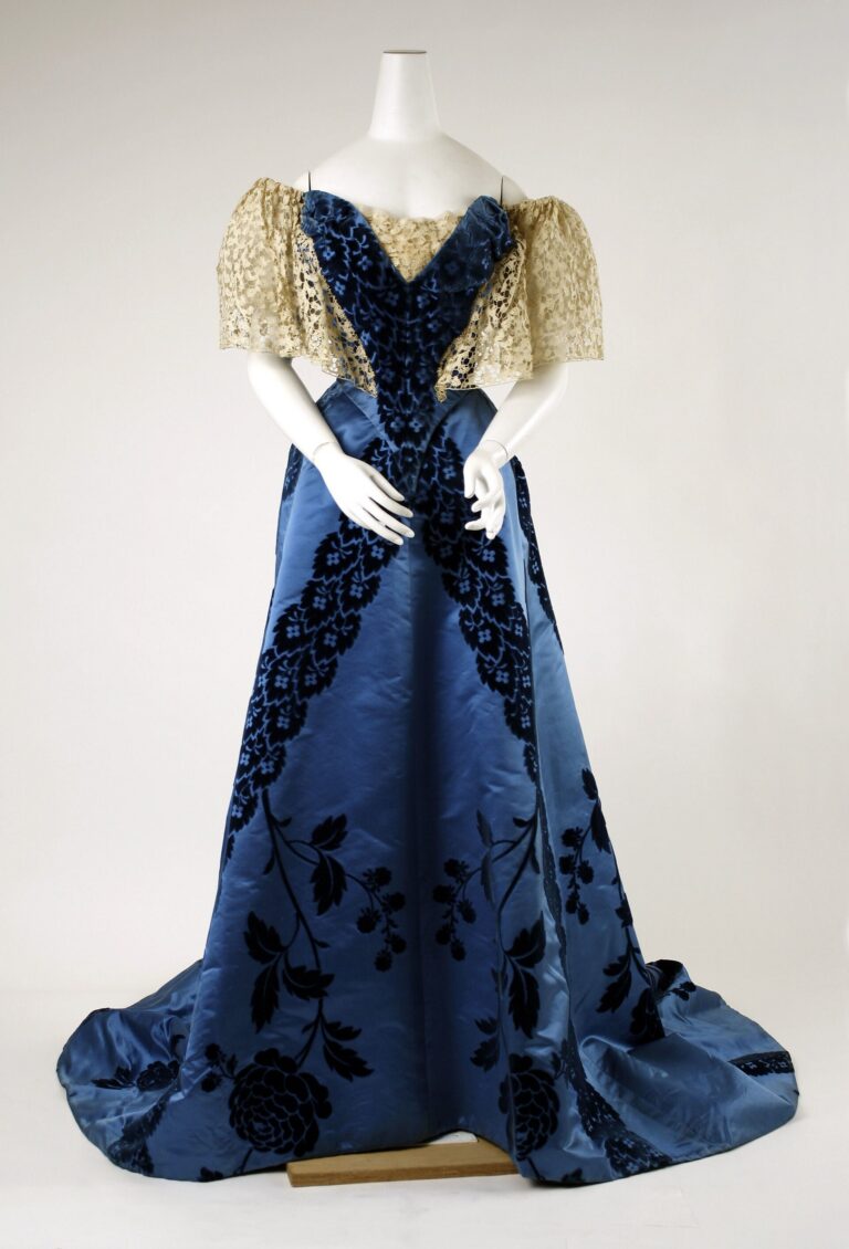 House of Worth evening dress, 1898–1900, Metropolitan Museum of Art